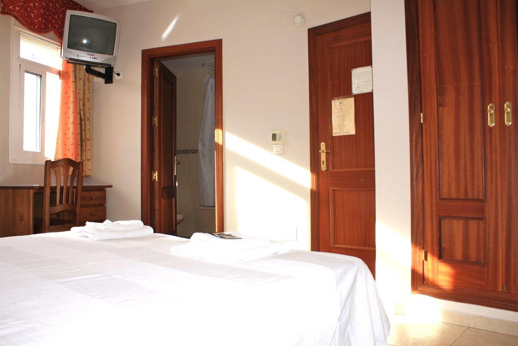 Hostal Carlos 2 La Linea de la Concepcion Exterior photo